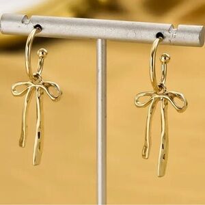 Earring and necklace set. Very pretty gold bows.